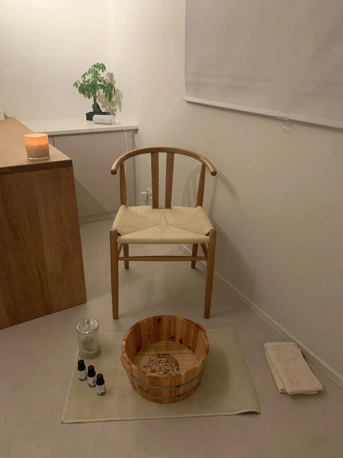 Coin réflexologie plantaire avec fauteuil en bois et bassine à l'Espace Santé Lillois